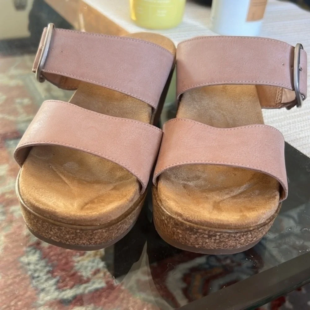 White Mountain FOOTBEDS Womens 8 like pink Platform Sandals Open Toe Rivets 70s